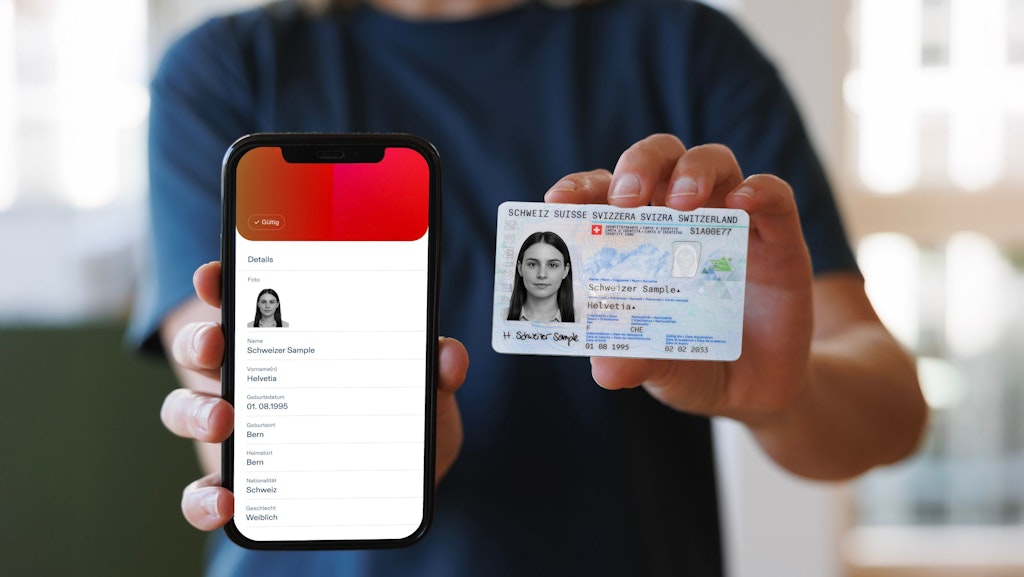 Person hält in der einen Hand ein Handy mit e-ID und in der anderen Hand die klassische ID als Karte.0