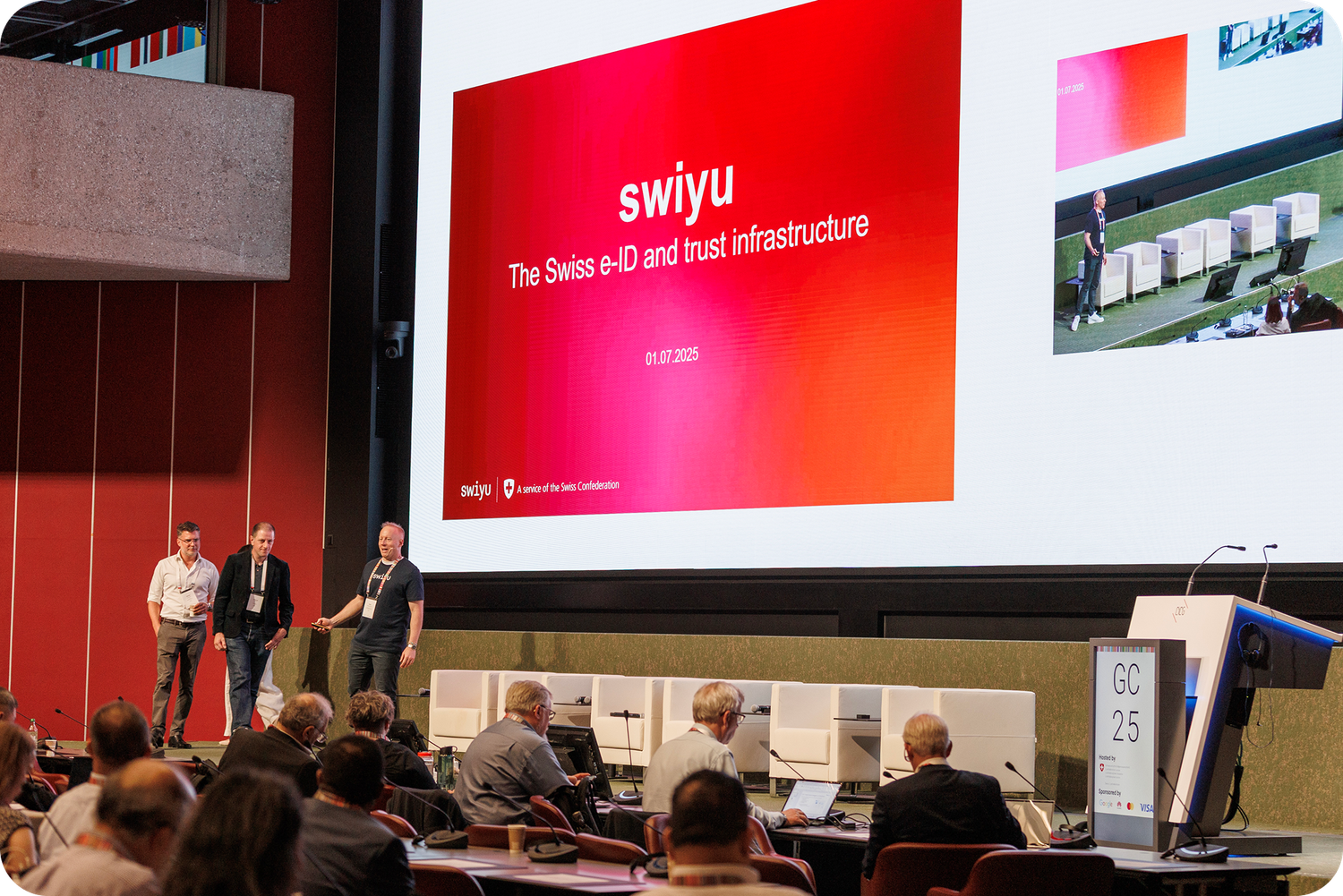 Persone che tengono una presentazione su swiyu sul palco della Global Digital Collaboration Conference